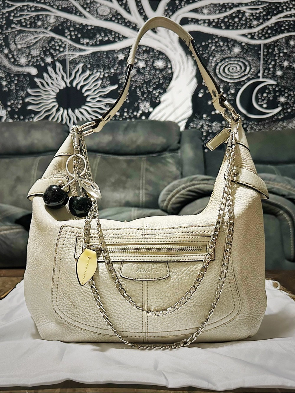 Vintage Coach soho Cream Pebbled Leather Shoulder Bag with Chain Detail - Picture 11 of 15